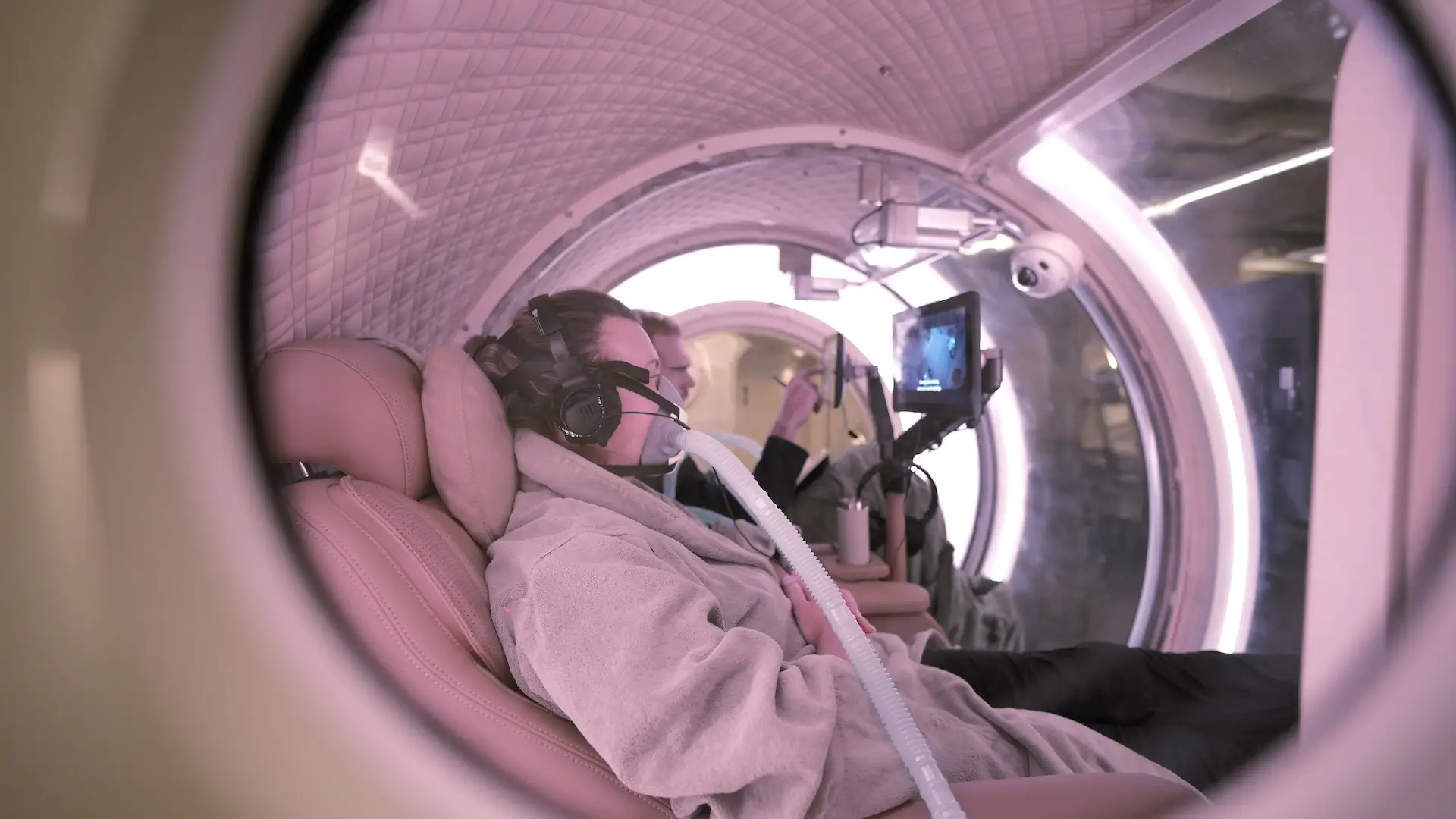 The porthole of a hyperbaric chamber at Age Back Clinic Stockholm
