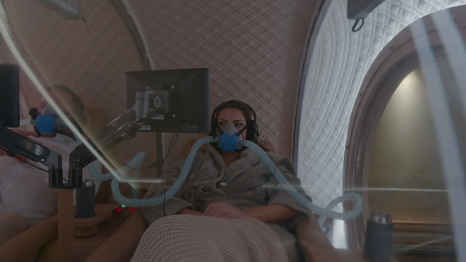 A hyperbaric oxygen session at Age Back Clinic Stockholm
